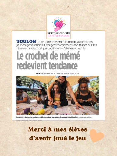 Article du Var-Matin intitulé "Le crochet de mémé redevient tendance", avec une photo de Jennifer et de ses élèves en atelier.