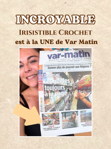 Jennifer, créatrice d’Irisistible Crochet, tenant la Une de Var-Matin où le crochet est mis à l’honneur.