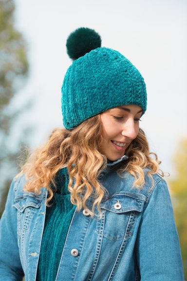 Bonnet vert au crochet avec un pompon